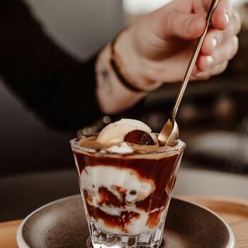 Vous avez déjà goûté notre Affogato ? Pour les amateurs de café mais qui recherchent à la fois de la gourmandise, cette boisson sera parfaite ! 

En simple ou en double, de la crème glacée à la vanille, et un espresso 😋

📸 @moonrisephotography 

#loveramics #coffeeshop #normandy #caen #local #barista #baristalife #cafebio #homemade  #torrefacteur #roaster #frenchroaster #specialtycoffeeroaster #goodcoffee #roastingcoffee #cafe #coffee #espresso #flatwhite #latte #latteart #latteartist #latteartgram #coffeecommunity #coffeelover #coffeeculture