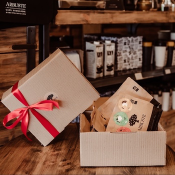 Dernière ligne droite pour les cadeaux de Noël ! 🎄 Pour cela, on vous propose des coffrets avec différentes origines de café, de quoi ravir les papilles de vos proches 🤗
 
2 formats possibles : Pack de 400g ou 800g de café
Torréfaction de grains 100 % bio 
En grains ou moulu sur mesure si besoin 

📸 @moonrisephotography

#coffeeshop #normandy #caen #local #barista #baristalife #cafebio #homemade  #torrefacteur #roaster #frenchroaster #specialtycoffeeroaster #goodcoffee #roastingcoffee #cafe #coffee #espresso #flatwhite #latte #latteart #latteartist #latteartgram #coffeecommunity #coffeelover #coffeeculture