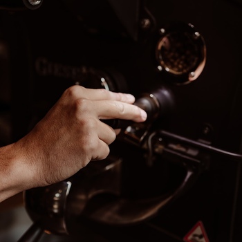 En pleine torréfaction ! Besoin de faire le plein de grains ? 😉

📸 @moonrisephotography

#coffeeshop #normandy #caen #local #barista #baristalife #cafebio #homemade  #torrefacteur #roaster #frenchroaster #specialtycoffeeroaster #goodcoffee #roastingcoffee #cafe #coffee #espresso #flatwhite #latte #latteart #latteartist #latteartgram #coffeecommunity #coffeelover #coffeeculture